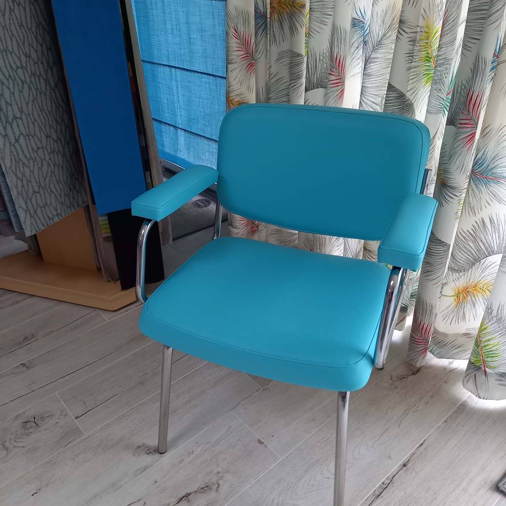 Chaise vintage en simili cuir turquoise
